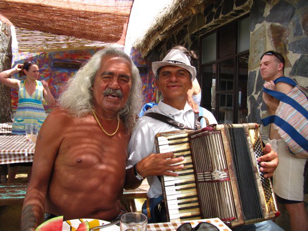 20100708 Freddie y hombre Romani con su accordion