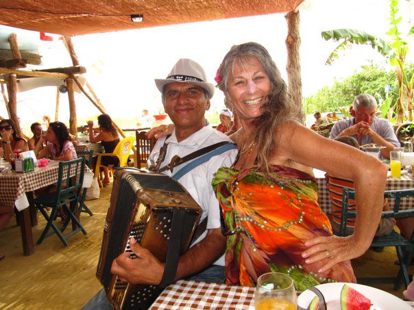 20100708 Marianna y hombre Romani con su accordion después de bailar