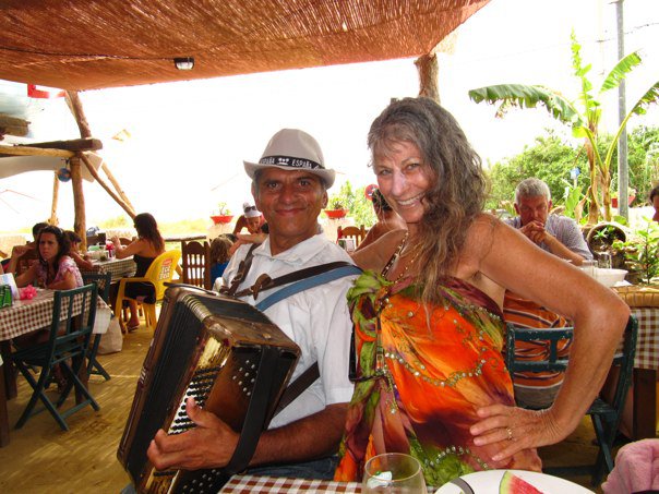 20100708 Marianna y hombre Romani con su accordion, después de balando